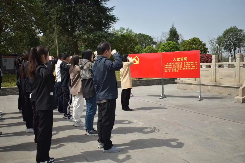铭记革命先烈，传承革命精神——星空XK体育党总支组织开展清明节祭扫革命烈士陵园活动